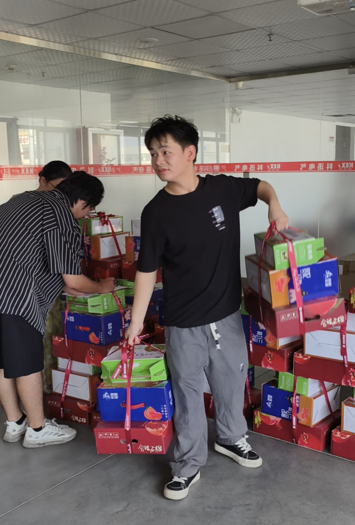 Med anledning av midhöstfestivalen har Kexun Electric förberett utsökta presentförpackningar för varje anställd.