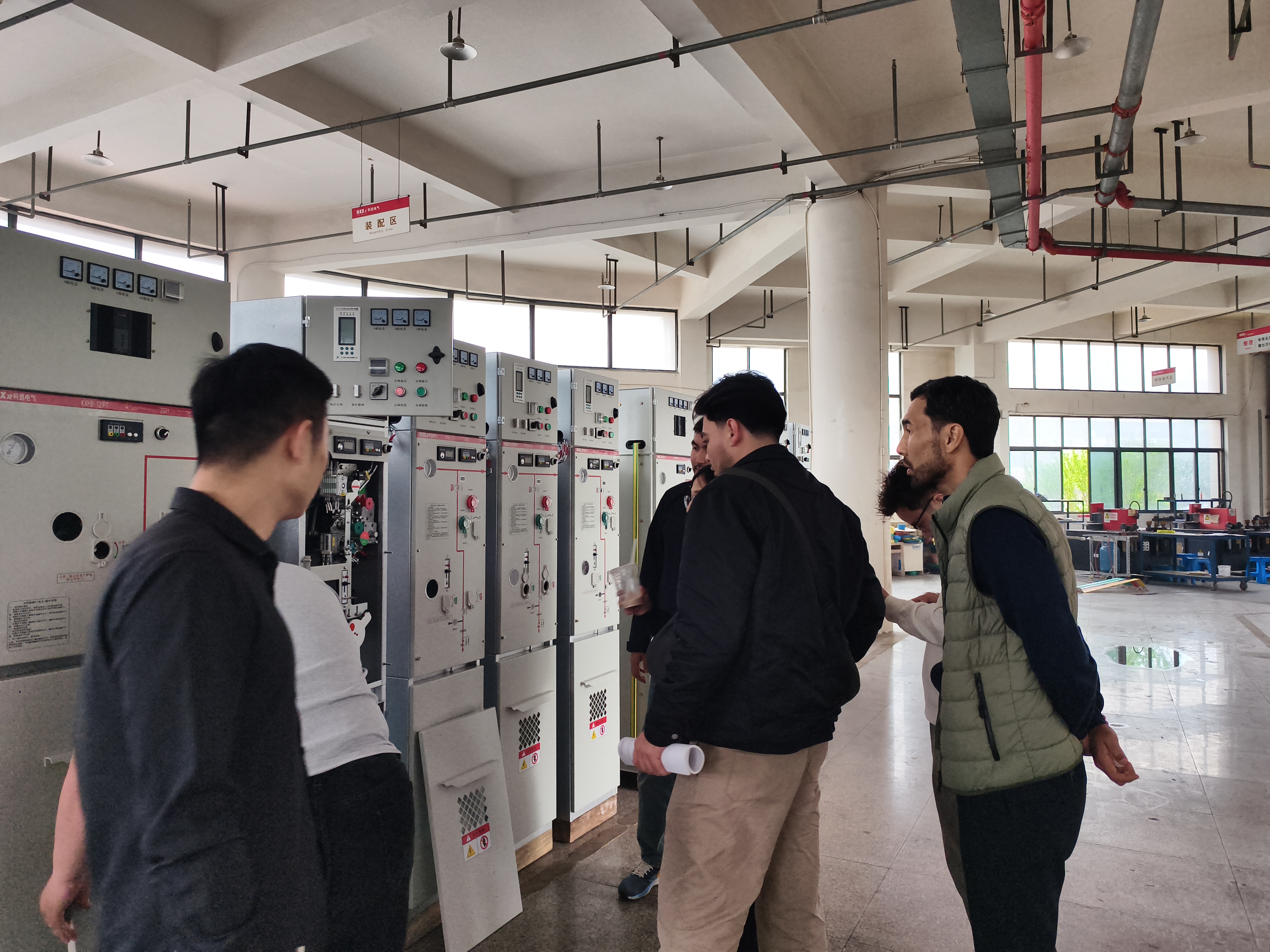 Kazakstanska kunder besöker Kexun Electrics tillverkningsbas för högspänningskraftdistribution